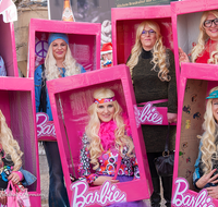 fileadmin/roha/images_galerie/brauchtum/Fasching/BR-FASCHI-MASKE-2019-1339-05-D-roha-Brauchtum-Fasching-Teisendorf-Barbie.png