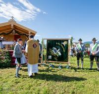 fileadmin/roha/images_galerie/orte_landschaft/Ainring/Trachtenfest/BR-FEST-FELDK-TRACH-2019-08-18-1001-01-D-roha-Brauchtum-Fest-Feldkirchen-Trachtenverein-Ainring-Fahne.png