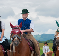 fileadmin/roha/images_galerie/brauchtum/Leonhardiritt/Holzhausen_01/BR-PFRI-HOLZ-2015-0035-02-D-roha-Brauchtum-Pferdeumritt-Holzhausen-Teisendorf-Leonhardiritt-Reiter.png