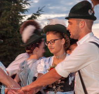 fileadmin/roha/images_galerie/brauchtum/Tracht/BR-TRACH-AUFH-20170707-2118-04-D-roha-Brauchtum-Tracht-Anger-Aufham-Muehlradl.png