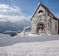 fileadmin/roha/images_galerie/kirche_religion/Anger/KKKM-ANG-STROB-WI-0004-D-roha-Kapelle-Anger-Aufham-Strobl-Alm-Winter-Hochstaufen.png