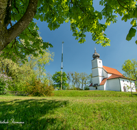 fileadmin/roha/images_galerie/kirche_religion/Saaldorf/SAAL-STEINBR-0023-D-roha-Saaldorf-Steinbruenning-Kirche-Baum.png