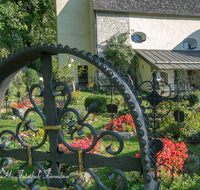 fileadmin/roha/images_galerie/orte_landschaft/Schleching/SCHLECH-RAITEN-0009-D-roha-Schleching-Raiten-Kirche-Friedhof-Grabkreuz-Schmiedeeisen.png