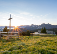 fileadmin/roha/images_galerie/orte_landschaft/Stoisser-Alm/SON-AU-STOISS-A-0003-0753-01-D-roha-Sonnenaufgang-Stoisser-Alm-Teisenberg-Kreuz.png