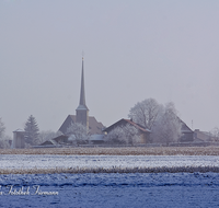 fileadmin/roha/images_galerie/orte_landschaft/Teisendorf/Oberteisendorf/TEI-OB-STIM-0001-D-roha-Teisendorf-Oberteisendorf-Winter-Stimmung-Nebel-Kirchturm.png