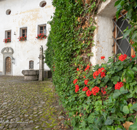 fileadmin/roha/images_galerie/orte_landschaft/Anger/Hoeglwoerth/AN-HOE-KLOST-0085-05-D-M-roha-Anger-Hoeglwoerth-Kloster-Innenhof-Brunnen.png