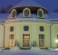 fileadmin/roha/images_galerie/orte_landschaft/Bad-Reich-Kurgarten-Beleuchtung/BAD-REI-KURGAR-WI-0009-D-roha-Bad-Reichenhall-Kurgarten-Schnee-Winter-Rotunde.png