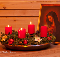 fileadmin/roha/images_galerie/brauchtum/Weihnachten/BR-WEIH-ADV-0013-D-roha-Brauchtum-Weihnachten-Advent-Frauentragen-Ikone-Marienbildnis-Adventskranz-Kerzen.png