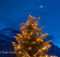 fileadmin/roha/images_galerie/brauchtum/Weihnachten/BR-WEIH-CHRI-BAD-0001-D-roha-Brauchtum-Weihnachten-Christbaum-Bad-Reichenhall-Florianiplatz-Predigtstuhl-Nacht-Mond.png