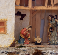 fileadmin/roha/images_galerie/brauchtum/Weihnachten-Krippen/BR-WEIH-KRI-0045-D-roha-Brauchtum-Weihnachten-Krippe-Maria-Josef-Jesuskind-Stall.png