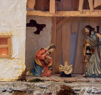 fileadmin/roha/images_galerie/brauchtum/Weihnachten-Krippen/BR-WEIH-KRI-0045-D-roha-Brauchtum-Weihnachten-Krippe-Maria-Josef-Jesuskind-Stall.png