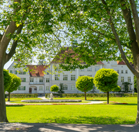 fileadmin/roha/images_galerie/orte_landschaft/Freilassing/FREIL-ALT-SCHU-0005-0-02-D-roha-Freilassing-Schule-Georg-Wrede-Platz-Brunnen-Figur-Marmor.png