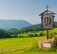 fileadmin/roha/images_galerie/kirche_religion/Ainring-Kreuzweg/KKKM-AINR-KR-10-0039-1-Droha-Kreuzweg-Ainring-Ulrichshoegl-Untersberg-Watzmann.png