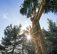 fileadmin/roha/images_galerie/kirche_religion/Teisendorf/Freidling-Berg-Stoisseralm/KKKM-TEIS-STOISS-0023-05-D-roha-Gipfel-Kreuz-Teisenberg-Stoisser-Alm-Sonne.png