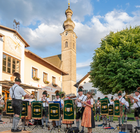 fileadmin/roha/images_galerie/musik/Blasmusik/Anger_-_Aufham/MU-BLA-ANG-0300-2023-1959-01-D-roha-Musik-Blasmusik-Musikkapelle-Anger-Hoeglwoerth-Dorfplatz-Standkonzert.png