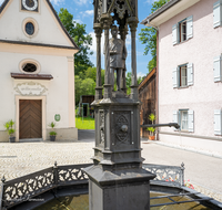 fileadmin/roha/images_galerie/orte_landschaft/Teisendorf/Achthal/TEI-ACHT-0012-02-D-roha-Teisendorf-Achthal-Kapelle-Brunnen-Statue.png