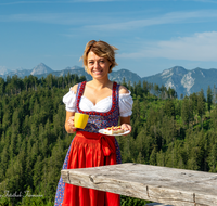 fileadmin/roha/images_galerie/orte_landschaft/Stoisser-Alm/TEI-STO-GAS-SEN-1-6206-D-roha-Stoisser-Alm-Sennerin.png