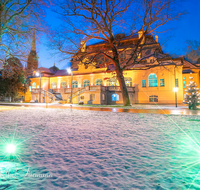 fileadmin/roha/Interessantes-in-Kurzform/BAD-REI-KURGAR-WI-0017-D-roha-Bad-Reichenhall-Kurgarten-Christbaum-Weihnachten-Gradierhaus.png