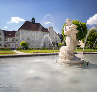 fileadmin/roha/images_galerie/orte_landschaft/Freilassing/FREIL-ALT-SCHU-0005-D-roha-Freilassing-Schule-Georg-Wrede-Platz-Brunnen-Figur-Marmor.png