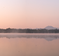 fileadmin/roha/images_galerie/orte_landschaft/Abtsdorf-Abtsdorfer-See/STIM-ABTS-SEE-PAN-0001-D-roha-Stimmung-Abtsdorf-See-Sonnenaufgang-Nebel-Panorama.png