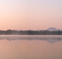 fileadmin/roha/images_galerie/orte_landschaft/Abtsdorf-Abtsdorfer-See/STIM-ABTS-SEE-PAN-0001-D-roha-Stimmung-Abtsdorf-See-Sonnenaufgang-Nebel-Panorama.png