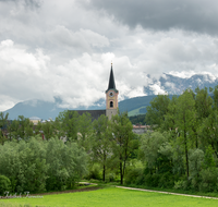 fileadmin/roha/images_galerie/orte_landschaft/Teisendorf/TEI-NORD-WEST-0040-03-D-roha-Teisendorf-Hochstaufen-Fuderheuberg-Wolkenstimmung-Kirche.png