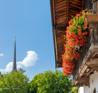 fileadmin/roha/images_galerie/orte_landschaft/Teisendorf/Oberteisendorf/TEI-OB-0001-2-D-roha-Teisendorf-Oberteisendorf-Kirche-Blumenschmuck-Balkon.png