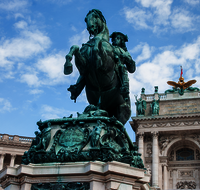 fileadmin/roha/images_galerie/orte_landschaft/Wien/WIEN-HELD-PL-0004-D-roha-Wien-Heldenplatz-Statue.png