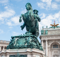 fileadmin/roha/images_galerie/orte_landschaft/Wien/WIEN-HELD-PL-0004-D-roha-Wien-Heldenplatz-Statue.png