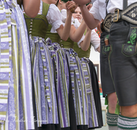 fileadmin/roha/images_galerie/brauchtum/Tracht/Trachtenverein_Anger/AN-DORFF-0001-1523-D-roha-Anger-Dorffest-Tracht-Tanz-Dirndl.png