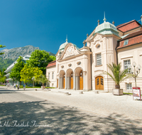 fileadmin/roha/images_galerie/orte_landschaft/Bad_Reichenhall/BAD-REI-KURH-0013-D-roha-Bad-Reichenhall-Altes-Kurhaus-Fassade-Hochstaufen.png