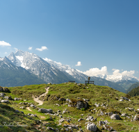 fileadmin/roha/images_galerie/orte_landschaft/Berchtesgaden/Ramsau/BGD-RA-MORDAU-0007-D-roha-Berchtesgaden-Ramsau-Mordau-Alm-Gipfelkreuz-Bank.png