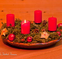 fileadmin/roha/images_galerie/brauchtum/Weihnachten/BR-WEIH-KERZE-AD-KR-0019-D-roha-Brauchtum-Weihnachten-Advent-Kranz-Vier-Kerzen.png