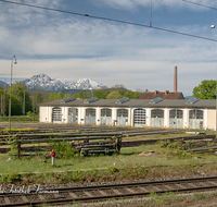 fileadmin/roha/images_galerie/orte_landschaft/Freilassing/FREIL-EISENB-0005-01-D-roha-Freilassing-Eisenbahn-Lok-Schuppen-Schiene.png