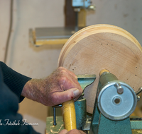 fileadmin/roha/images_galerie/arbeit_technik/Handwerk/HAN-DRECH-0018-D-roha-Handwerk-Drechseln-Eisstock-Werkstatt-Holz.png