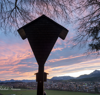 fileadmin/roha/images_galerie/kirche_religion/Teisendorf/KKKM-TEIS-SCHELM-SO-AU-0001-D-roha-Wegkreuz-Teisendorf-Schelmberg-Schoedling-Sonnenaufgang-Stimmung.png