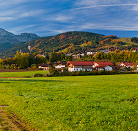 fileadmin/roha/images_galerie/orte_landschaft/Anger/Anger/AN-0035-D-P-roha-Anger-Panorama-Hochstaufen-Herbst-Kirche.png