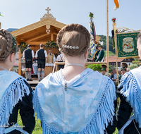 fileadmin/roha/images_galerie/orte_landschaft/Teisendorf/Neukirchen/Trachtenfest-Neukirchen-2019/BR-FEST-NEUK-TRACH-2019-08-11-1051-02-D-roha-Brauchtum-Fest-Neukirchen-Trachtenverein-Altar.png