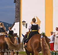 fileadmin/roha/images_galerie/brauchtum/Leonhardiritt/Inzell/BR-PFRI-INZ-0057-D-roha-Brauchtum-Pferdeumritt-Inzell-Michaeliritt-Pferd-Reiter-Pfarrer-Segen.png