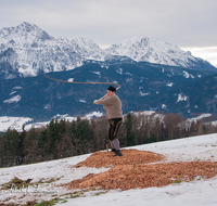 fileadmin/roha/images_galerie/brauchtum/Schnalzen/Anger-Piding-Aufham-Hoegl/BR-SCHNA-ANG-PID-1501-09-D-roha-Brauchtum-Aper-Schnalzen-Anger-Aufham-Piding-Winter-Schnee.png