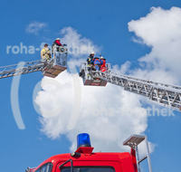 fileadmin/roha/images_galerie/Feuerwehr-Florianijuenger/FFW-TEI-DREHL-0020-D-roha-Feuerwehr-Teisendorf-Drehleiter-blauer-Himmel.jpg