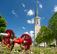 fileadmin/roha/images_galerie/orte_landschaft/Freilassing/FREIL-KREISV-EISB-0007-03-D-roha-Freilassing-Eisenbahn-Lok-Treib-Achse-Rupertuskirche-Blumenwiese.png