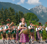 fileadmin/roha/images_galerie/musik/Blasmusik/Anger_-_Aufham/MU-BLA-AUF-PID-2018-0952-06-D-roha-Musik-Blasmusik-Aufham-Piding-Hochstaufen-Festzug.png