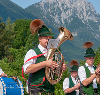 fileadmin/roha/images_galerie/musik/Blasmusik/MU-BLA-WEISSB-PID-2018-0948-06-D-roha-Musik-Blasmusik-Weissbach-Piding-Festzug.png