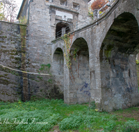 fileadmin/roha/images_galerie/orte_landschaft/Salzburg/Festung/SA-FESTU-MAU-0005-D-roha-Salzburg-Festung-Mauer-Muellner-Schanze-Wehrgraben-Bruecke-Tor.png