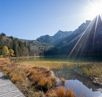 fileadmin/roha/images_galerie/orte_landschaft/Inzell/INZ-FRILL-0012-01-D-roha-Inzell-Frillensee-Steg-Herbst-Sonne.png