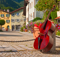 fileadmin/roha/images_galerie/musik/klassisch/MU-BASSG-BAD-REI-0001-D-roha-Musik-Bassgeige-Bad-Reichenhall-Florianiplatz.png