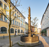 fileadmin/roha/images_galerie/orte_landschaft/Teisendorf/Teisendorf-Markt/TEI-MA-BRUN-0006-4-D-M-roha-Teisendorf-Marktstrasse-Brunnen-Maria-Immaculata.png