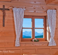 fileadmin/roha/images_galerie/orte_landschaft/Stoisser-Alm/TEI-STO-GAS-0068-D-roha-Teisendorf-Stoisseralm-Stube-Fenster-Kreuz.png