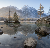 fileadmin/roha/images_galerie/orte_landschaft/Berchtesgaden/Ramsau/BGD-RA-HI-WI-0020-D-roha-Berchtesgaden-Ramsau-Hintersee-Winter-Blaueis-Hochkalter-Sonnenaufgang.png